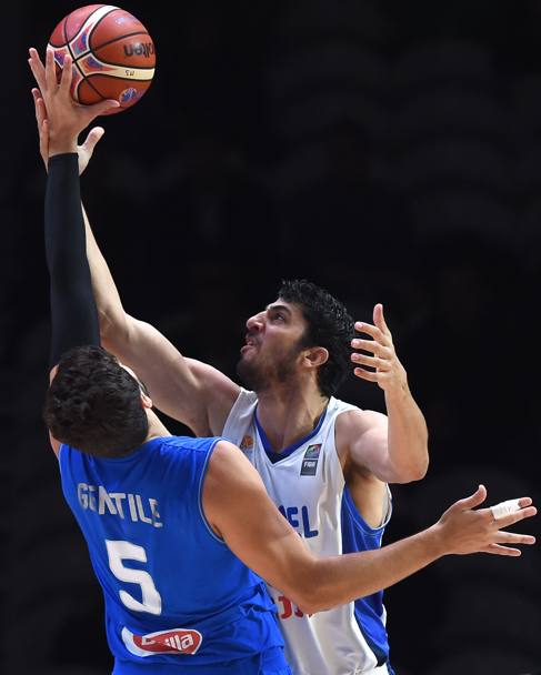 EuroBasket 2015 a Lille. Italia contro Israele. Alessandro Gentile e Lior Eliyahu (Afp)